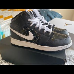 6Y Jordan retro 1 mids